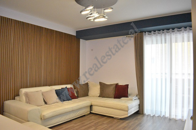 Apartament 2+1 me qira ne rrugen Peti, shume prane Liqenit Artificial ne Tirane.
Shtepia pozicionoh